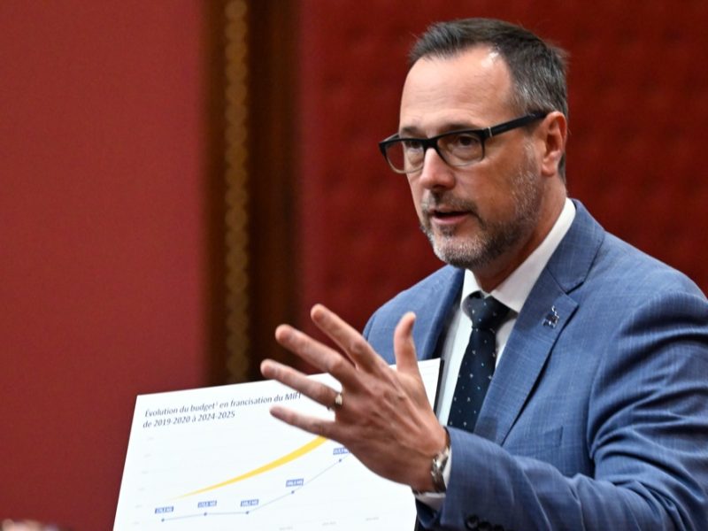 Québec presenta sus escenarios para reducir la inmigración permanente y temporal 2026-2029